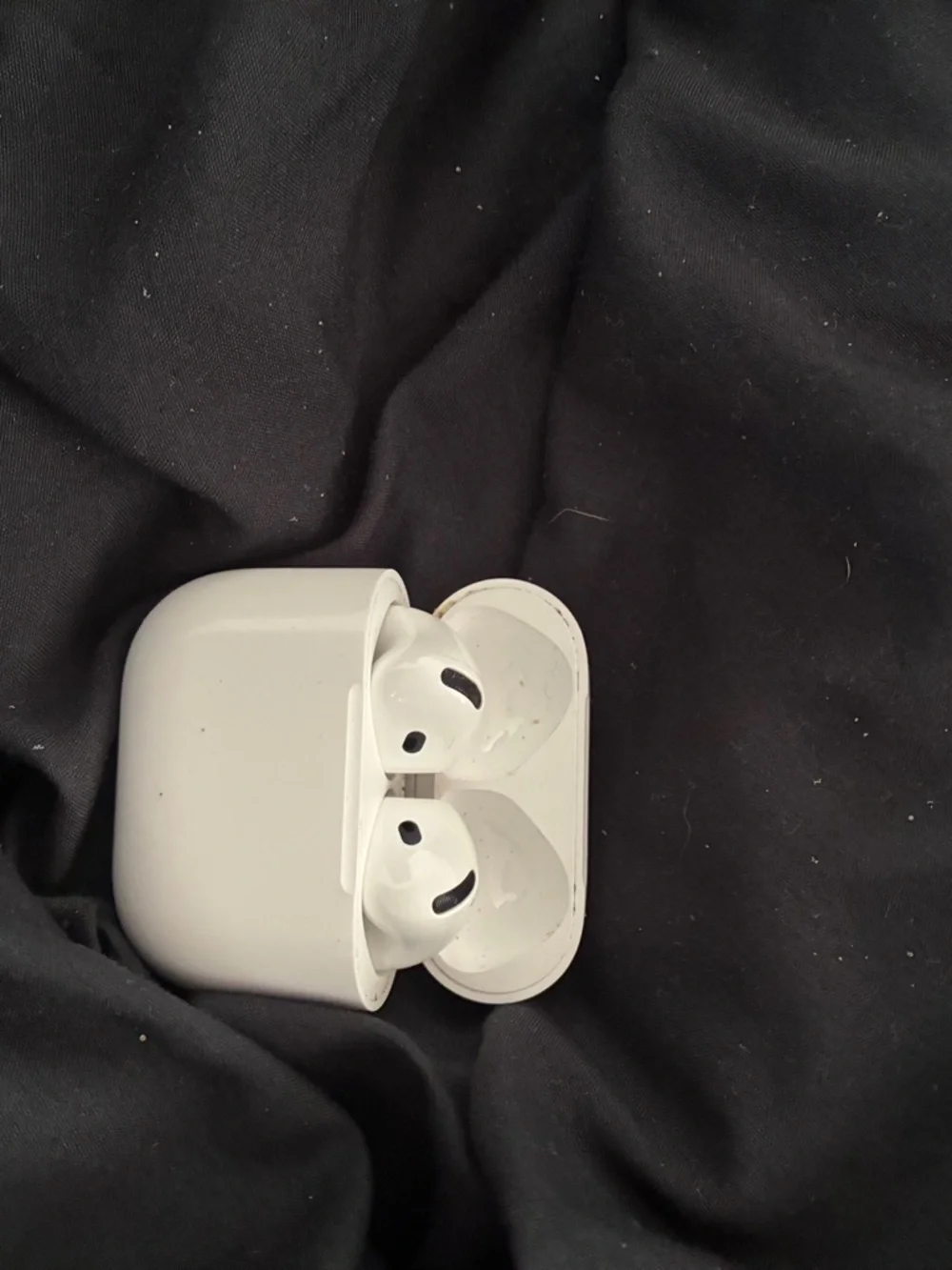 Apple White AirPods Wireless Earbuds with Black Speaker Mesh